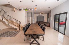 רון וילאג בוטיק 47